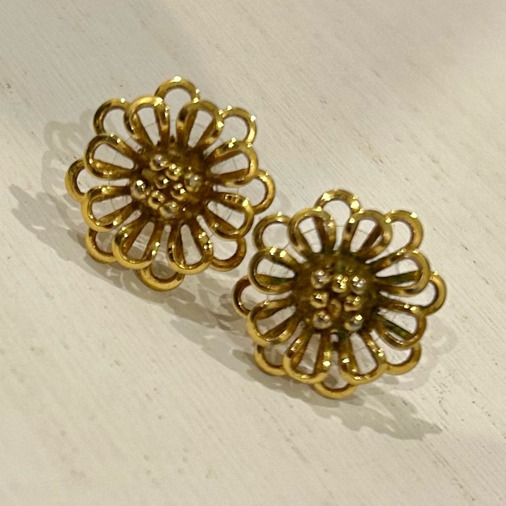 Vintage Openwork Flower Earrings - Picture 5 of 8